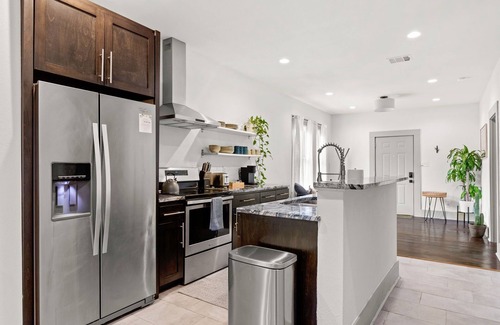 San Antonio House | Iconic Blue Bungalow at The Pearl, River Walk & Downtown. Family & Pet Friendly!