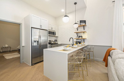 Central City Condo | Iconic Morris Ave condo retreat sleeps 6 +rooftop