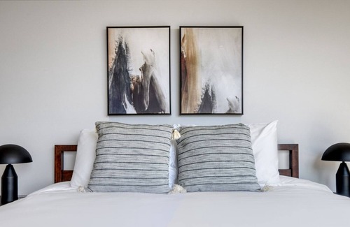 Bucktown Apartment | Ideal Bucktown 2BR w/ private outdoor area, nr I-90, by Blueground