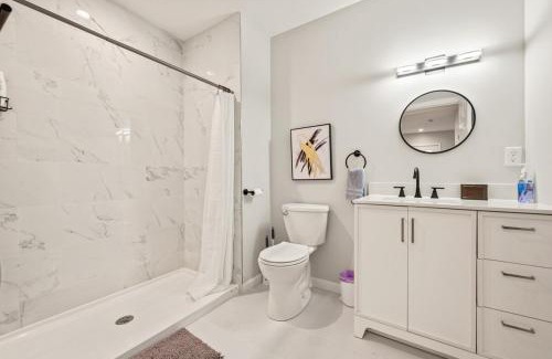 Maple Hill House | Ideal Family Stay Sleeps 20 in Bloomfield CT