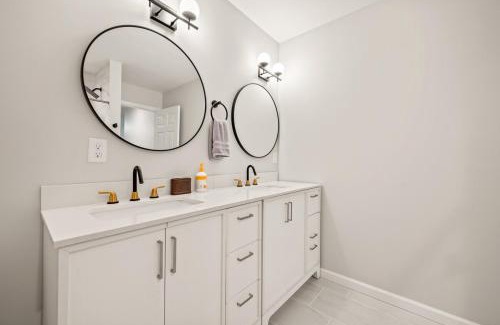 Maple Hill House | Ideal Family Stay Sleeps 20 in Bloomfield CT