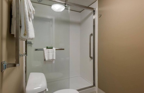Jekyll Island Hotel | Ideal Family Suite Minutes from Jekyll Island Fun | Onsite Pool, Free Parking!