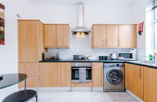 Chorley House | Ideal For Contractors or Holidays - Chorley House with Free Parking