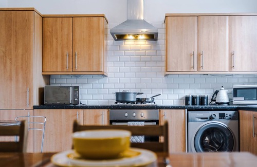 Chorley House | Ideal For Contractors or Holidays - Chorley House with Free Parking