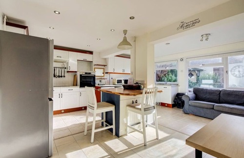Tilbury House | Ideal for groups & families with parking and patio