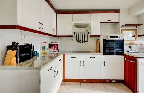 Tilbury House | Ideal for groups & families with parking and patio