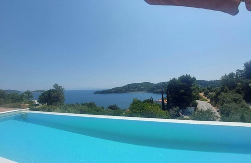 Achladies Villa | Ideal location close to the beach