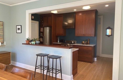 Kerns House | Ideal SE location-Laurelhurst Park- 2 bedrooms, sleeps 5, family friendly.