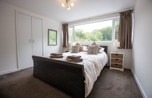 Eltham South Apartment | Ideal SE London apartment Great for walks sightseeing golf & restaurants parks