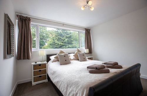Eltham South Apartment | Ideal SE London apartment Great for walks sightseeing golf & restaurants parks