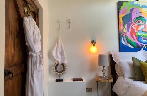 Birdlip House | Idyllic Barn - Cotswold Hideaway Stunning Village