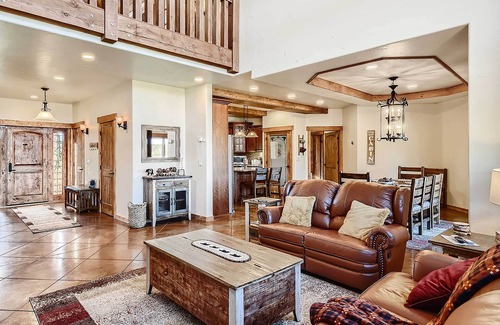 Florissant Cabin | Idyllic Florissant Cabin w/Patio & Hot Tub!