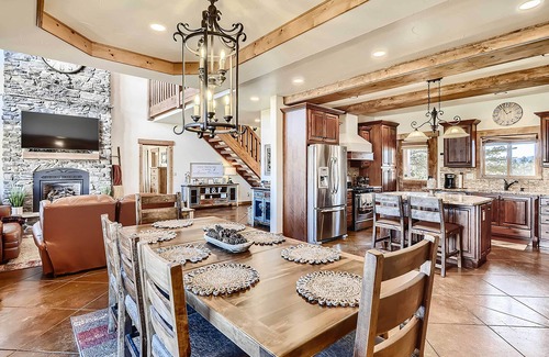 Florissant Cabin | Idyllic Florissant Cabin w/Patio & Hot Tub!