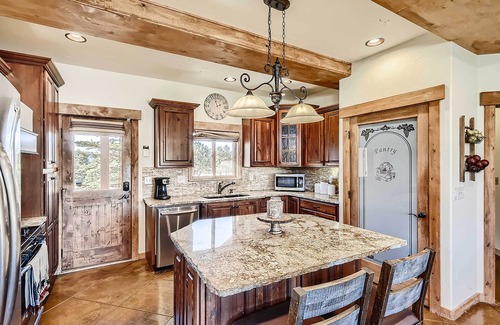 Florissant Cabin | Idyllic Florissant Cabin w/Patio & Hot Tub!
