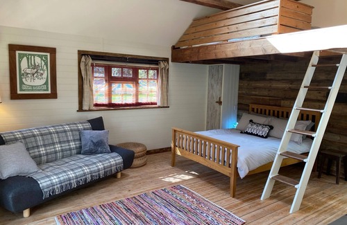 Wareham Cabin | Idyllic Forest Log Cabin with Hot Tub