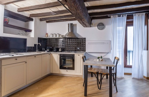 Navona Apartment | iFlat | Campo de Fiori's Comfy Gem