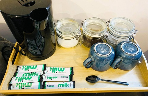 Killingbeck House | Igloo Magnolia "Genie" En-suite Room | Breakfast | Free Parking