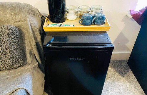 Killingbeck House | Igloo Magnolia "Genie" En-suite Room | Breakfast | Free Parking