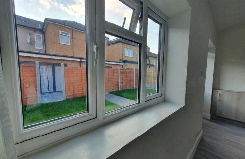 Valentines Apartment | Ilford Towncentre Large Studio