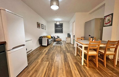 Cheltenham Apartment | Immaculate 2-Bed Apartment Town Centre