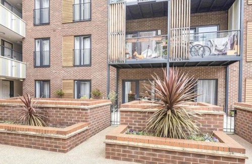 Brooklands Apartment | Immaculate 2-Bed Apartment in Romford