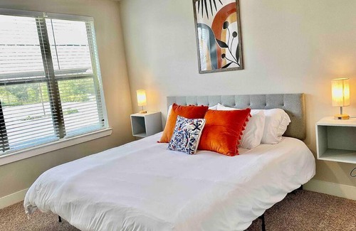 College Station Apartment | Immaculate Apartment w/King Bed &Resort Style Pool