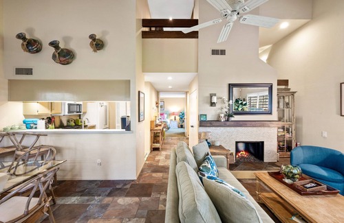 Rancho Mirage House | Immaculate Mission Hills tennis villa with mountain views from private roof deck