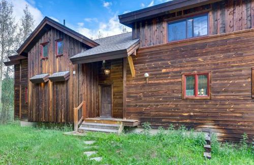 Alma House | Immaculate Mountain Home Surrounded by Pine Trees with Hot Tub - Claim Jumper Getaway