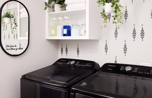 Downtown House | Immersive Home w/3 Kings, Hot Tub, Fire Pits, Arcade, Hidden Bookcase, Treasure Hunt