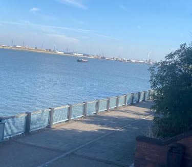 Thamesmead Apartment | Impeccable 2-Bed Apartment in London