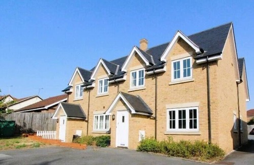 Basildon House | Impeccable 2-bed House in Basildon