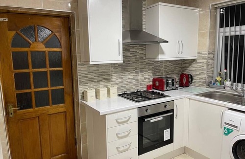 Stonnall House | Impeccable 3-Bed House in Birmingham