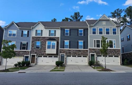 Cary House | Impeccable 3BR Townhouse Near RDU & Hospitals