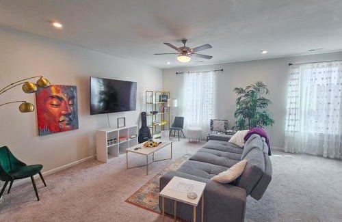 Cary House | Impeccable 3BR Townhouse Near RDU & Hospitals
