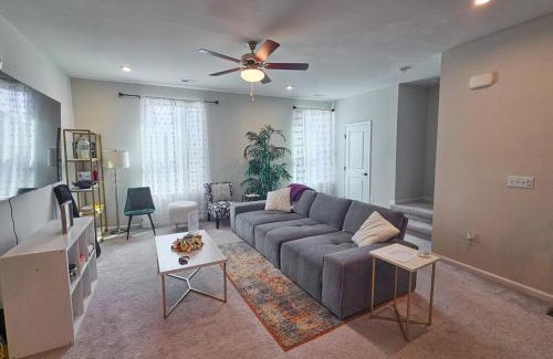 Cary House | Impeccable 3BR Townhouse Near RDU & Hospitals