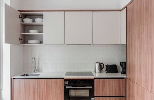 West Kensington Apartment | Impeccable Kensington Studio, near Shops, Food & Park, by Blueground