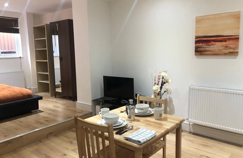 South Bermondsey Apartment | Impeccable Studio in London Long & Short