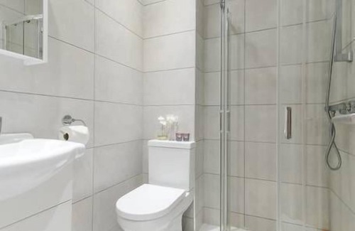 South Bermondsey Apartment | Impeccable Studio in London Long & Short