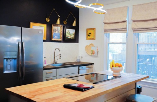 Dubuque House | Impressive three bedroom on historic Fenelon Place