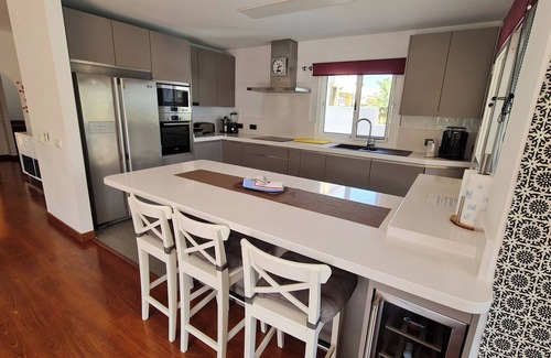 Torremolinos House | Impressive Villa Paraíso with Pool, Jacuzzi, Wi-Fi & Air Conditioning