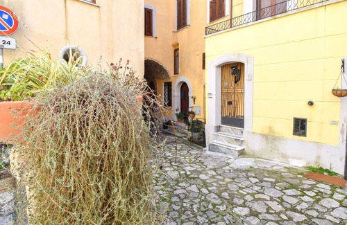 Itri Apartment | In a fantastic location in the romantic village of Itri welcomes you this spacious apartment with a