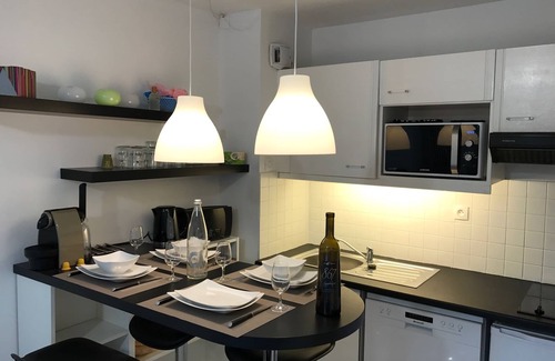 Hyeres City Centre Apartment | In a green setting with air conditioning, swimming pool and tennis court