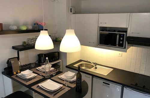 Hyeres City Centre Apartment | In a green setting with air conditioning, swimming pool and tennis court