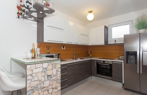 Kamen Apartment | In a suburb of Split welcomes you this compact apartment with private pool.