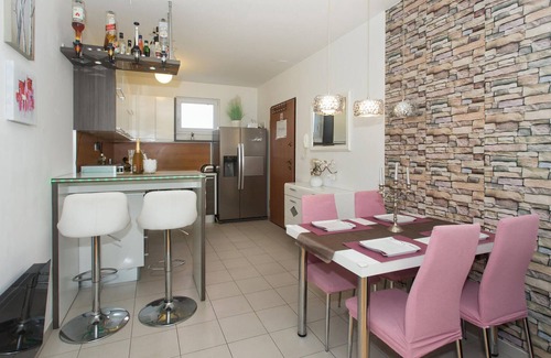 Kamen Apartment | In a suburb of Split welcomes you this compact apartment with private pool.