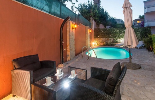 Kamen Apartment | In a suburb of Split welcomes you this compact apartment with private pool.