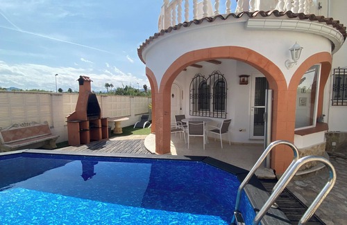 Oliva Ski Chalet | In front of the sea. Rosales (NR). Luxury Villa with aa, wifi and swimming pool