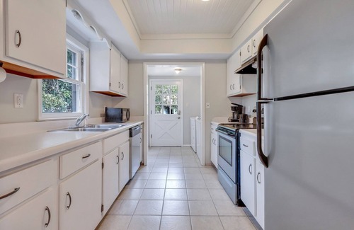 Hinesville House | In Heart of Hinesville and 1.4 miles from Fort Stewart Main Gate