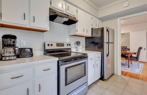 Hinesville House | In Heart of Hinesville and 1.4 miles from Fort Stewart Main Gate