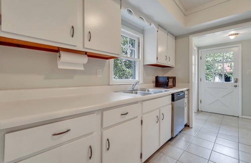 Hinesville House | In Heart of Hinesville and 1.4 miles from Fort Stewart Main Gate